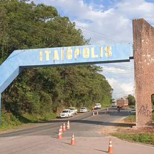 Portal no trevo de Itaiópolis voltará ao seu desenho original