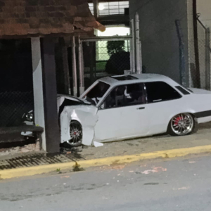 Homem fica ferido após carro sair da pista e bater em ponto de ônibus