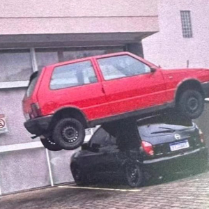 É fake! Caso de carro que parou em cima de outro não foi em Mafra