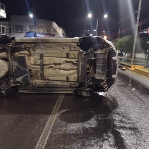 Carro atinge canteiro e tomba em avenida durante a madrugada