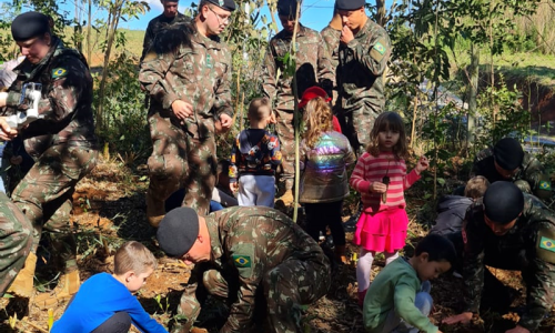 Militares celebram Dia de Proteção às Florestas com plantio de árvores em Rio Negro