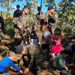 Militares celebram Dia de Proteção às Florestas com plantio de árvores em Rio Negro