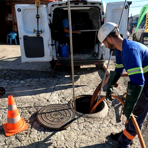 Lixo na rede de esgoto causa obstrução e danos ao meio ambiente; entenda