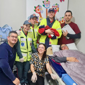 Bebê nasce em ambulância dos bombeiros à caminho do hospital