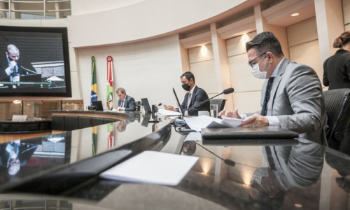 Por unanimidade, comissão autoriza abertura do processo de impeachment de Moisés