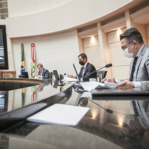 Por unanimidade, comissão autoriza abertura do processo de impeachment de Moisés