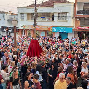 Procissão do Senhor Bom Jesus da Coluna leva milhares de fiéis às ruas