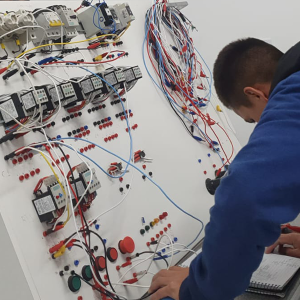 Escola Profissional Canal C disponibiliza últimas vagas para curso de Eletricista Industrial