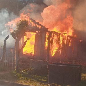 Casa é totalmente destruída por incêndio