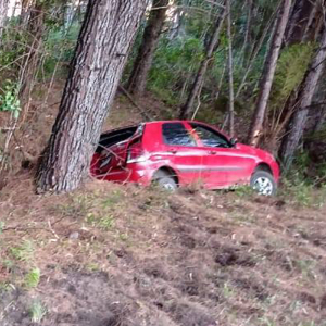 Carro sai da pista após motorista perder o controle da direção