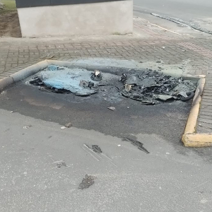 Vândalos incendeiam dois contentores de lixo na área central