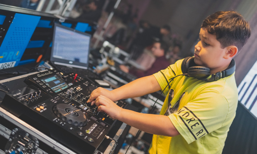 Com apenas 10 anos, mafrense é homenageado como o DJ mais jovem do Brasil
