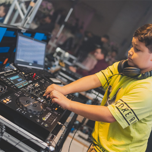 Com apenas 10 anos, mafrense é homenageado como o DJ mais jovem do Brasil
