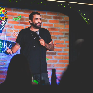 Cineplus recebe Alorino Junior em espetáculo de humor nesta segunda-feira