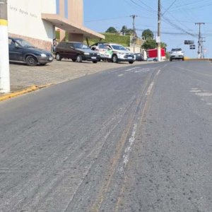 Motorista entra na contramão e causa acidente envolvendo quatro veículos