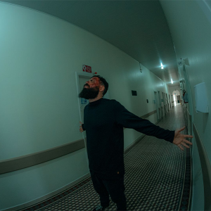 “A Morte Faz Parte do Show”: rapper lança clipe gravado no Hospital Bom Jesus com cenas marcantes
