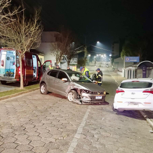 Motorista bate na traseira de veículo estacionado