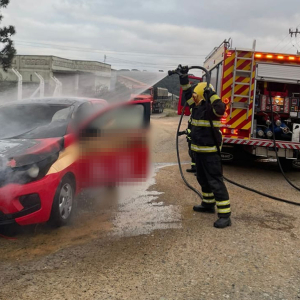 Incêndio atinge carro de autoescola no Alto de Mafra