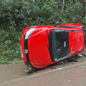 Veículo capota após saída de pista na SC-477