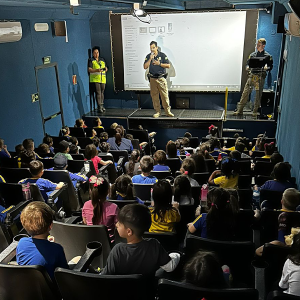 Carreta do Cinema Rodoviário da PRF orienta alunos da rede municipal