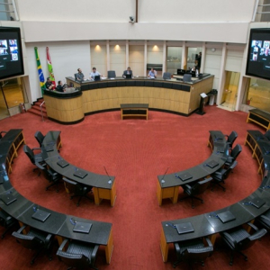 Alesc vota impeachment, mas afastamento não é imediato