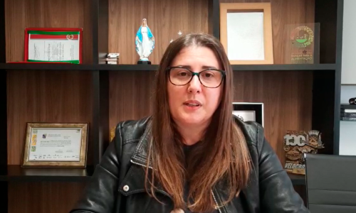 Secretária nega enriquecimento e contra-ataca vereadores: “O que vocês fizeram?”