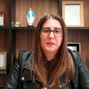Secretária nega enriquecimento e contra-ataca vereadores: “O que vocês fizeram?”