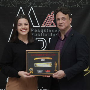 Clínica Doutores Resolvem é homenageada em noite de premiações