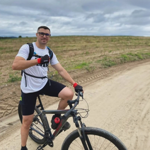 Ciclista mafrense promete pedalar por 12 horas em prol de abrigo de cães
