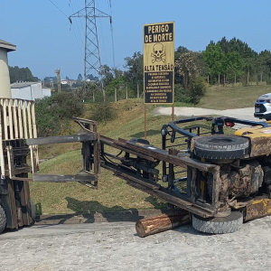 Trabalhador de 23 anos morre após empilhadeira tombar