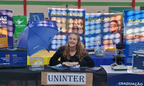 Uninter marca presença em Feira de Profissões com orientações especiais aos estudantes