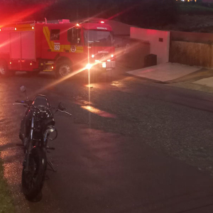 Batida entre motos deixa duas pessoas feridas