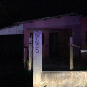 Casa fica parcialmente destruída após incêndio