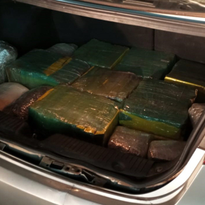 Trio é preso com mais de 100 quilos de drogas em carro furtado