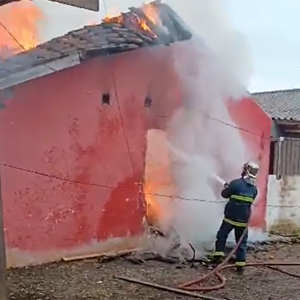 Incêndio em casa noturna destrói parcialmente edificação