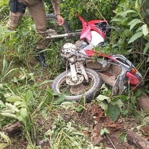 Moto furtada em Itaiópolis é encontrada no mato
