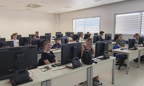 Dê início a sua carreira profissional e aprenda programação web gratuitamente