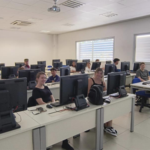 Dê início a sua carreira profissional e aprenda programação web gratuitamente