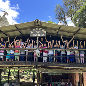Alunos conhecem a cultura bucovina em visita ao “Rancho Vó Maria”