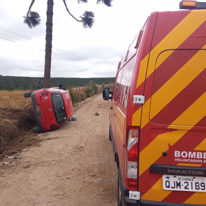 Motorista perde controle de direção e veículo tomba no interior