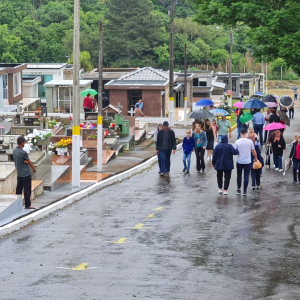 Mesmo com chuva, cemitérios registram movimento intenso no fim de semana