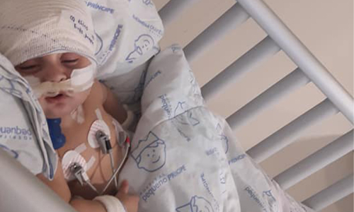 Pai faz apelo por ajuda para tratamento do filho com câncer cerebral