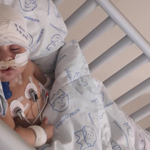 Pai faz apelo por ajuda para tratamento do filho com câncer cerebral