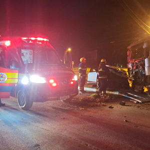 Batida frontal entre carro e caminhão deixa quatro feridos