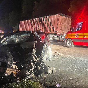 Dois carros e um caminhão se envolvem em acidente na BR-116