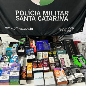 Cigarros eletrônicos e essências são apreendidos em conveniência