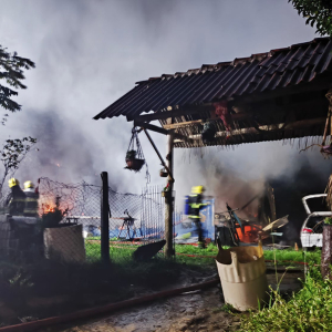 Casa é destruída por incêndio e suspeita da causa é criminosa