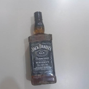 Adolescente de 16 anos é apreendido após furtar litro de whisky