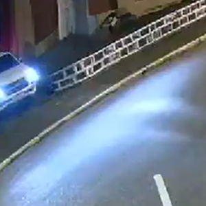 No mesmo local e pela mesma câmera: camionete é flagrada tentando descer escadaria