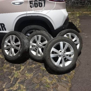 Jogo de rodas é encontrado escondido em terreno baldio